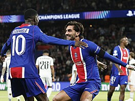Ferran Torres oslavuje hattrick s Ousmanem Dembélém z Paris Saint-Germain v...