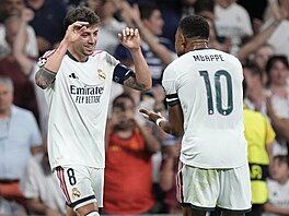 Federico Valverde slaví s Kylianem Mbappém druhý gól Realu Madrid proti Interu...