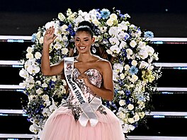 Modrou korunku pro Miss World si v záv�ru slavnostního ve�era nasadila Molaová...