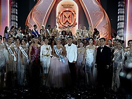 Organiza�ní výbor zárove� p�edal vlajku hostitelské zem� Miss World 2027...