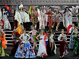 Ú�astnice Miss World se p�edvedly den p�ed finálovým ve�erem v kostýmech...