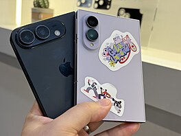 Maketa ohebného iPhonu a Samsung Z Fold 8 (IFA 2026)