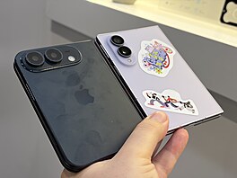 Maketa ohebného iPhonu a Samsung Z Fold 8 (IFA 2026)