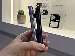 Maketa ohebného iPhonu a Samsung Z Fold 8 (IFA 2026)