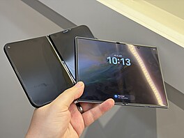 Maketa ohebného iPhonu a Samsung Z Fold 8 (IFA 2026)