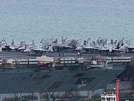 Americká letadlová lo� USS Abraham Lincoln kotví v p�ístavu Laem Chabang v...