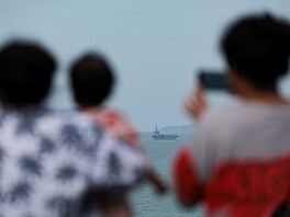 Americká letadlová lo� USS Abraham Lincoln kotví v p�ístavu Laem Chabang v...