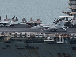 Americká letadlová lo� USS Abraham Lincoln kotví v p�ístavu Laem Chabang v...