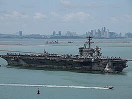 Americká letadlová lo� USS Abraham Lincoln kotví v p�ístavu Laem Chabang v...
