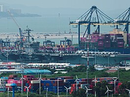 Americká letadlová lo� USS Abraham Lincoln kotví v p�ístavu Laem Chabang v...
