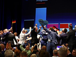 AfD oslavuje historický úsp�ch ve volbách. Exit poll od ZDF stran� p�isuzuje 44...