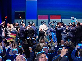 AfD oslavuje historický úsp�ch ve volbách. Exit poll od ZDF stran� p�isuzuje 44...