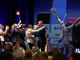 AfD oslavuje historický úsp�ch ve volbách. Exit poll od ZDF stran� p�isuzuje 44...