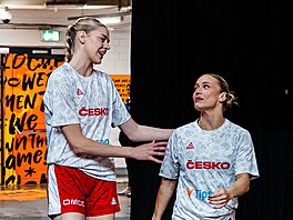 �eské basketbalistky Kate�ina Kalná (vlevo) a Kate�ina Zeithammerová p�ed...