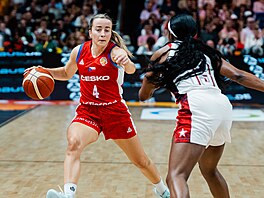 �eská basketbalistka Gabriela And�lová u mí�e v zápase s americkou reprezentací