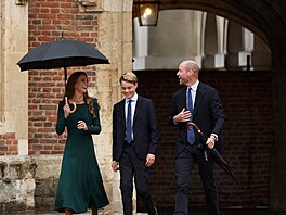 Princezna Kate, princ George a princ William v první �kolní den na Eton College...