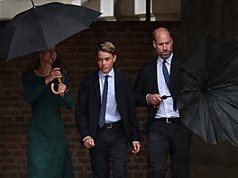 Princezna Kate, princ George a princ William v první �kolní den na Eton College...