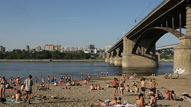 Novosibirsk. Letn� koupa�ka na b�ez�ch Obu, vpravo Komun�ln� (d��ve Ok�abrskij)...