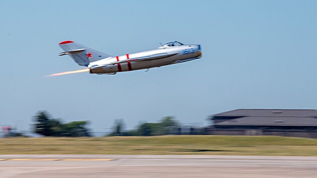 MiG-17 je sov�tsk� proudov� st�ha�ka vyvinut� na p�elomu 40. a 50. let. Poprv� byla nasazena b�hem suezsk� krize, arm�da severn�ho Vietnamu ji s �sp�chem pou��vala proti americk�m nadzvukov�m letoun�m.