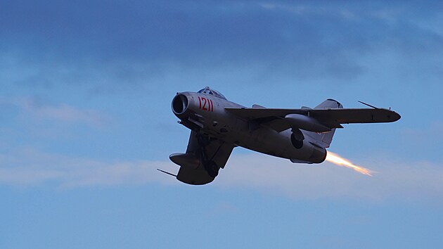 MiG-17 je sov�tsk� proudov� st�ha�ka vyvinut� na p�elomu 40. a 50. let. Poprv� byla nasazena b�hem suezsk� krize, arm�da severn�ho Vietnamu ji s �sp�chem pou��vala proti americk�m nadzvukov�m letoun�m.