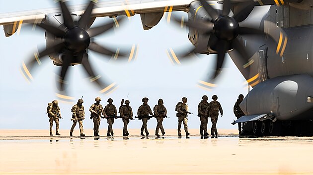 Velká Británie udr�uje na Falklandách vojenskou posádku �ítající asi dva tisíce...