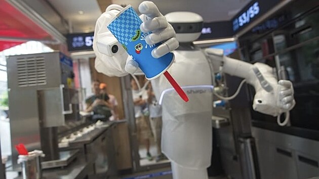Hotov� Blizzard robot na z�v�r oto�� dnem vzh�ru. Hust� zmrzlina p�itom mus� z�stat uvnit� kel�mku.