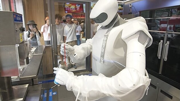 Robot si p�i p��prav� porad� s b�n�m vybaven�m restaurace, kter� bylo p�vodn� navr�en� pro lidskou obsluhu.