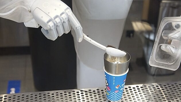 P�i v�rob� Oreo Blizzardu mus� North zvl�dnout des�tky �kon� od uchopen� kel�mku a� po p�id�n� su�enek a mixov�n�.