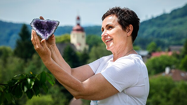 KAMENY JSOU SRDCOVKA. �t�pánka Kurfi�tová ukazuje krásu krystal� ametystu na...