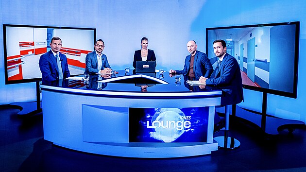 Hosty po�adu iDNES LOUNGE na t�ma Bezpe�n� p��e o seniory � jak vybrat kvalitn� za��zen� a nenalet�t jsou zleva akvizi�n� �editel fondu ESG SeniorCARE SICAV Zden�k Fiala, David Posp�il z ministerstva pr�ce a soci�ln�ch v�c�, �editel divize soci�ln� a dom�c� zdravotn� p��e, Penta Hospitals CZ Ivan �ernovsk� a �len p�edstavenstva a �editel  Global Partner P��e Luk� Knapp. Po�ad moderuje Elen �ern�.