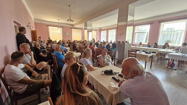 Obyvatel� Ostravice na bou�liv�m setk�n� s veden�m obce vyj�d�ili z�sadn� nesouhlas s pl�novanou v�stavbou Rezidence Beskydy.(1. z��� 2026)