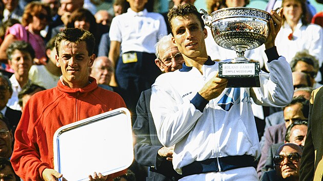 Ivan Lendl (vpravo) pózuje s trofejí po výh�e na Roland Garros v roce 1986....