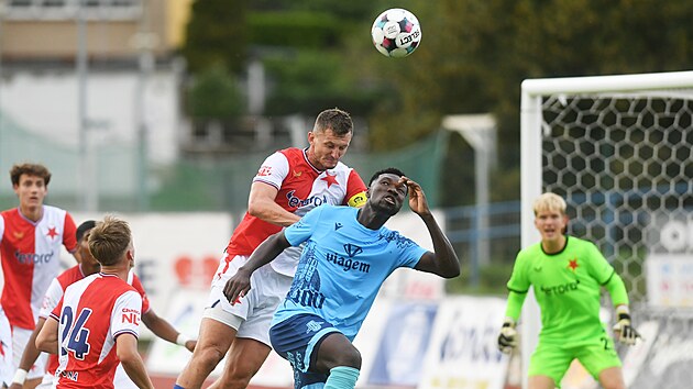 Tomáš Necid ze Slavie B v hlavičkovém souboji v zápase s Ústím.