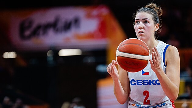 Julie Pospí�ilová se chystá na trestný hod v zápase s Itálií.