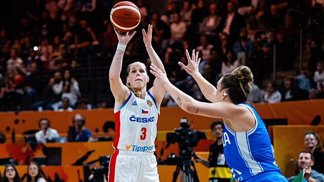Alena Hanu�ov� st��l� v duelu s It�li�.