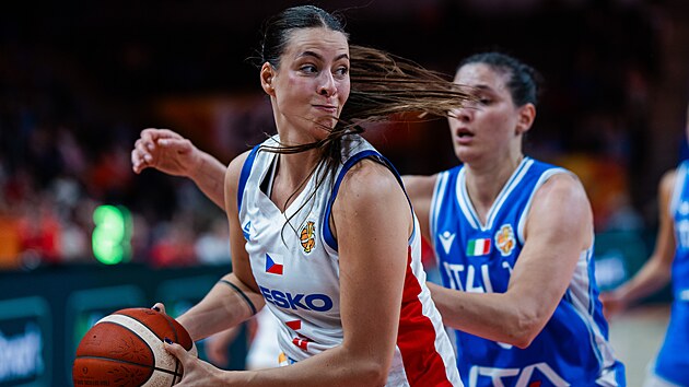 Natálie Stoupalová si kryje mí� v duelu s Itálií.