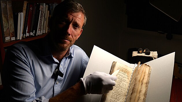 Richard Bene� nad originálem archivního záznamu z roku 1424.