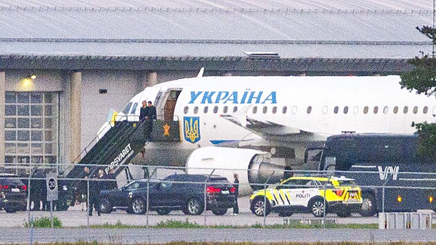 Ukrajinsk� prezident Volodymyr Zelenskyj s man�elkou Olenou Zelenskou vystupuj� z letadla na leti�ti Gardermoen u Osla p�ed ��ast� na poh�bu norsk�ho kr�le Haralda V. (9. z��� 2026)