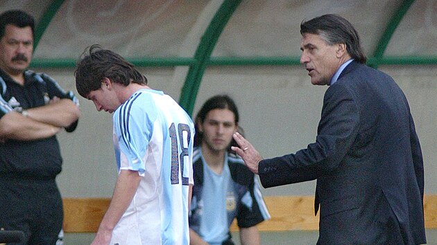 Zklaman� Lionel Messi opou�t� h�i�t� b�hem utk�n� s Ma�arskem po vylou�en�.