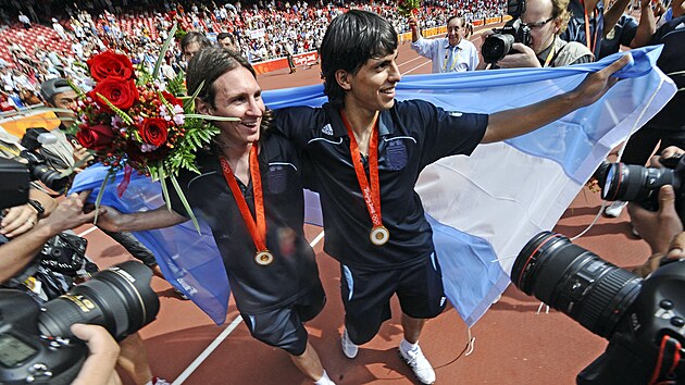 Lionel Messi (vlevo) oslavuje olympijsk� zlato se spoluhr��em Sergiem Ag�erem.