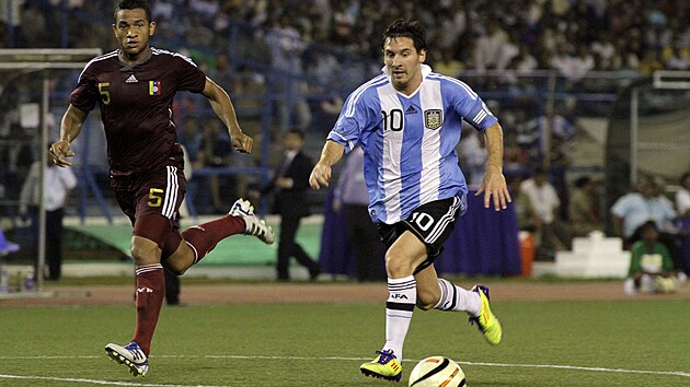Lionel Messi poprv� s kapit�nskou p�skou b�hem p��pravn�ho utk�n� s Venezuelou v Kalkat�.