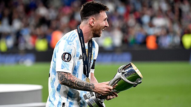 Lionel Messi s trofej� pro v�t�ze Finalissima.