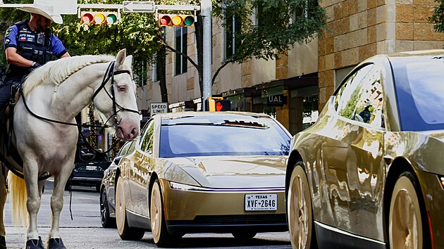 Spole�nost Tesla americk�ho podnikatele Elona Muska v Texasu p�edstavila robotick� taxi Cybercab. (3. z��� 2026)