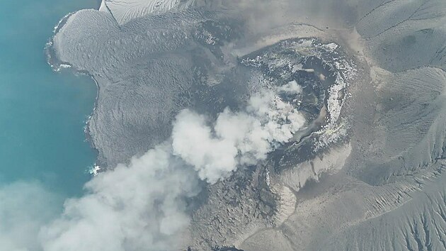 Erupce indonéské sopky ochromila letiště. Omezení se dotkla tisíců cestujících