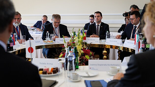 Ministr zahrani�n�ch v�c� Petr Macinka p�ilet�l na Slovensko, kde se sek� se sv�mi prot�j�ky ze zem� Visegr�dsk� �ty�ky. Jedn�n� dopln� japonsk� ministr zahrani�n�ch v�c�. (1. z��� 2026)