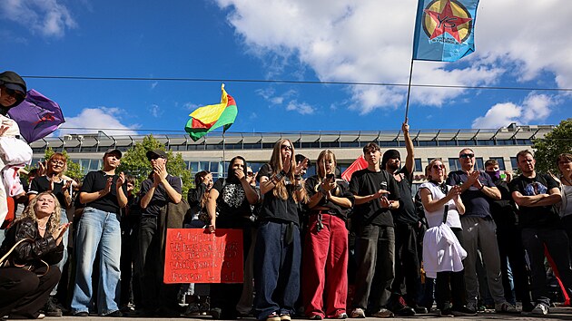 V Magdeburku se shrom�dili demonstranti protestuj�c� proti stran� Alternativa pro N�mecko, kter� je favoritem zemsk�ch voleb v Sasko-Anhaltsku. Protestn� plak�t hl�s� ���dn� z�t�ek pro fa�isty.� (6. z��� 2026)