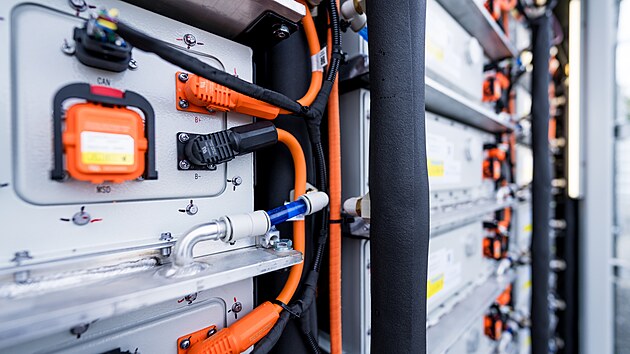 Detailn� propojen� a kabel� bateriov�ch modul�, kter� tvo�� celkovou kapacitu �lo�i�t�. (9. z��� 2026)