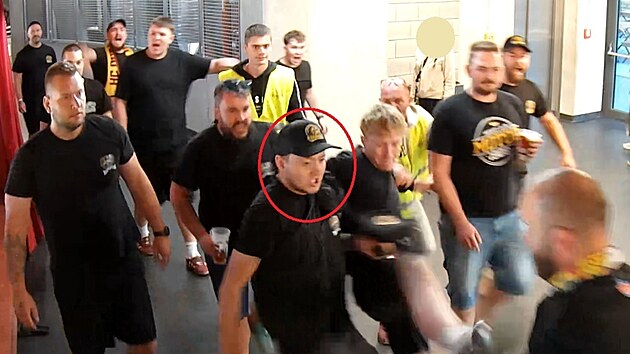 Policie se obrací na ve�ejnost s výzvou o pomoc. Na záb�rech z bezpe�nostních...