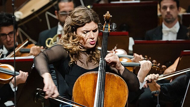 Cellistka Julia Hagenov� na zahajovac�m koncert� Dvo��kovy Prahy