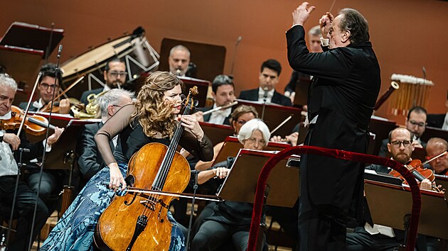 Violoncellistka Julia Hagenová, dirigent Riccardo Chailly a �lenové orchestru...